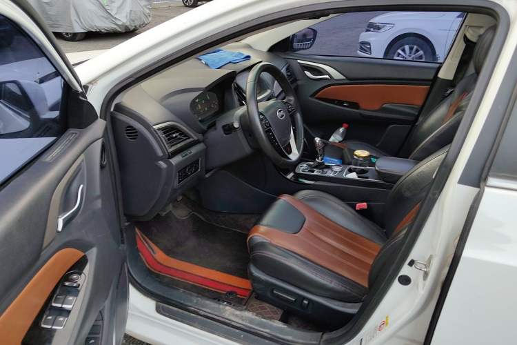 Used BYD Qin New Energy 2015 1.5T Dual-Crown Flagship Edition Driver Seat