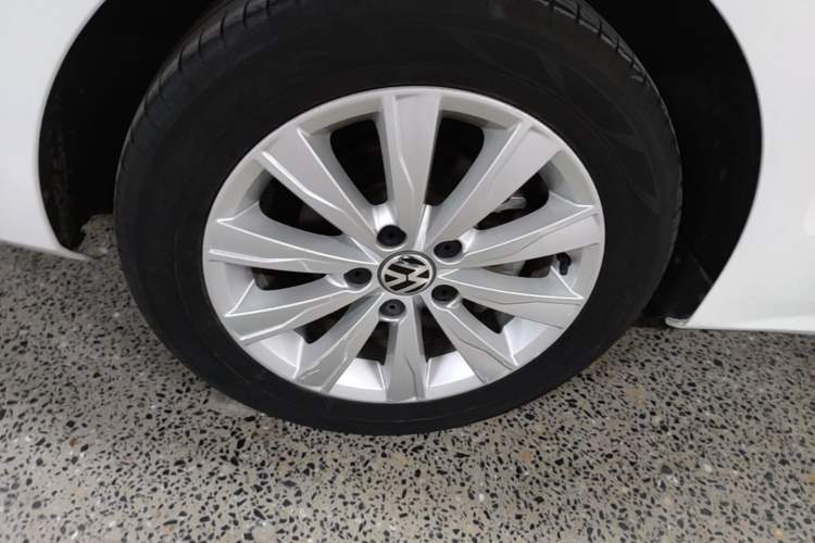 Used Volkswagen Sagitar 2015 1.6L Automatic Comfort Model Right Rear Wheel Hub