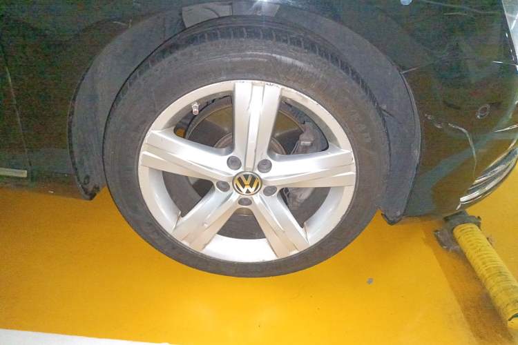 Used Volkswagen Magotan 2015 Revised Version 2.0 TSI Prestige Edition Right Front Wheel Hub