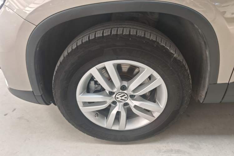 Used Volkswagen Tiguan 2016 300TSI Manual Two-Wheel Drive Trend Edition Left Front Wheel Hub