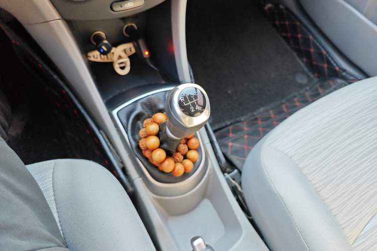 Used Hyundai Verna (older generation) 2014 1.4L Manual Smart GLS Trim Gear Lever