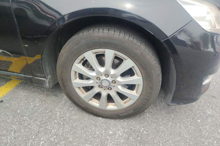 Used Mercedes-Benz R-Class 2011 R 300 L Luxury Model Right Front Wheel Hub