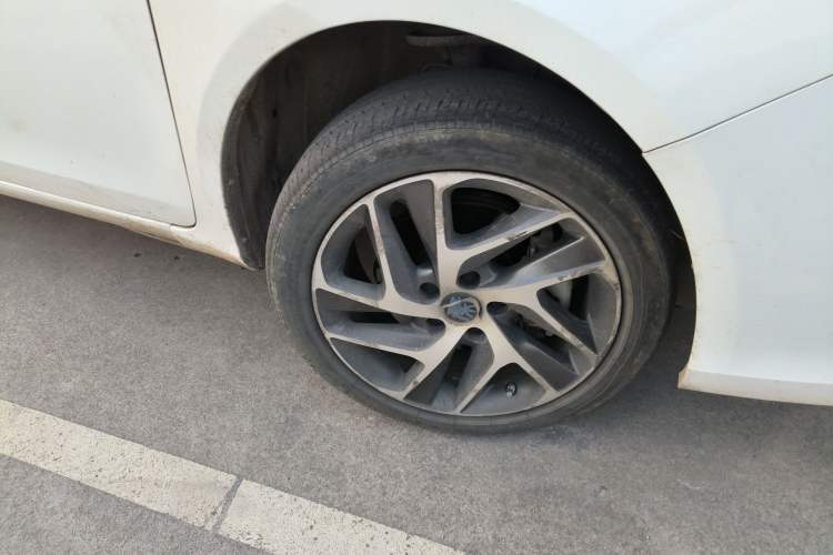 Used BYD Qin New Energy 2017 Qin EV300 Flagship Model Right Front Wheel Hub