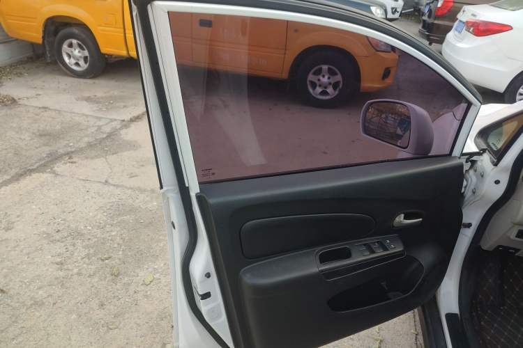 Used Venucia R50 2015 1.6L Automatic Fashion Edition
