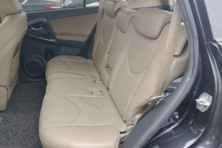 Used Toyota RAV4 2012 Luxurious 2.4L Automatic 4x4 with Stylish Features

