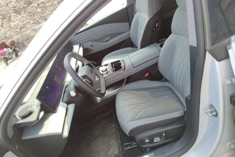 Used Geely Galaxy E8 2025 700 km Long-Range Intelligent Driving Version Left Front Seat