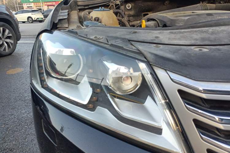 Used Volkswagen Magotan 2016 1.8TSI Luxury Comfort Model Right Front Headlight