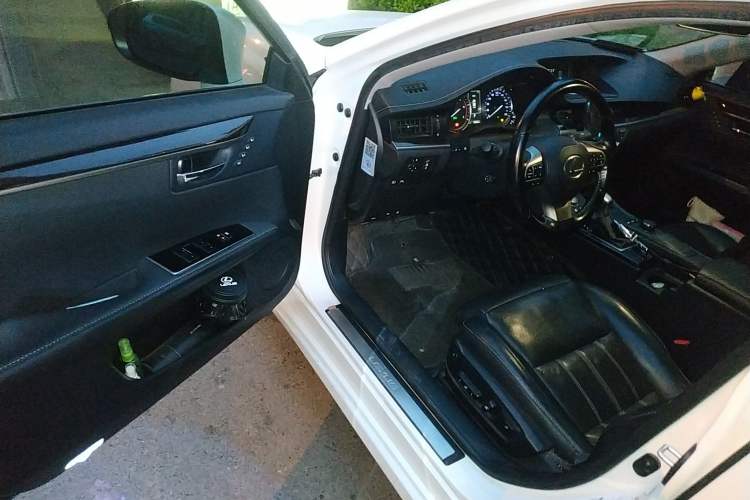 Used Lexus ES 2015 300h Luxury Edition Driver Seat