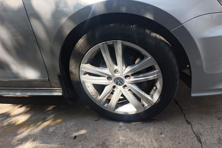 Used Volkswagen Sagitar 2018 280TSI DSG Ignite Edition Right Front Wheel Hub