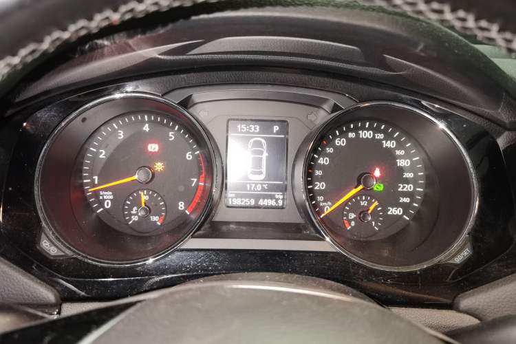 Used Volkswagen Sagitar 2015 230TSI Automatic Luxury Model Instrument Cluster