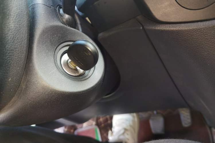 Used JMC Fushun 2023 2.0T Manual Short-Wheelbase Low-Roof Commercial Van 2/3 Seats with Lift-Up Tailgate
