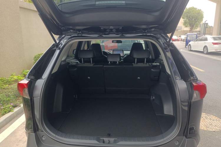 Used Toyota RAV4 2022 2.0L CVT 4x4 Style Plus Edition Trunk