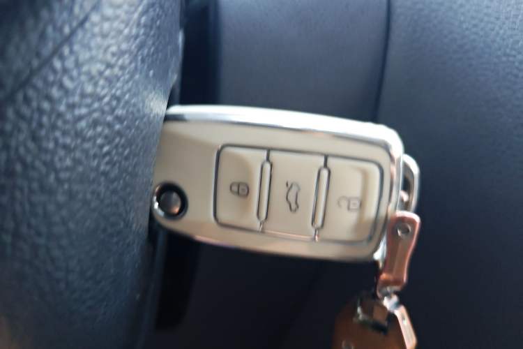 Used Volkswagen Sagitar 2012 1.6L Automatic Comfort Edition Vehicle Key