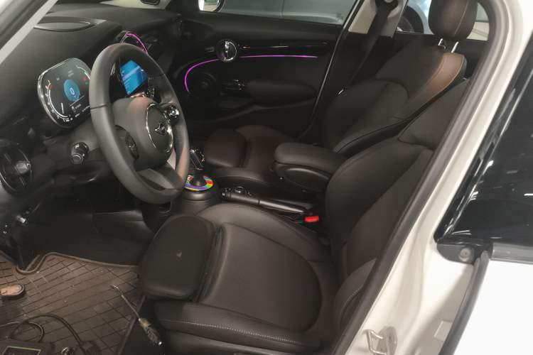 Used MINI 2023 Updated 1.5T COOPER Artist Five-Door Edition Left Front Seat