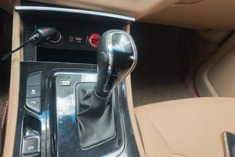 Used Baojun 730 2017 1.8L iAMT Luxury Version 7-Seater Gear Lever