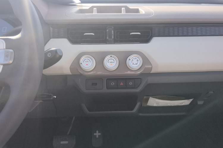 Used Chery QQ Ice Cream 2024 Edition Youth Version 205km Sundae Audio And AC Panel