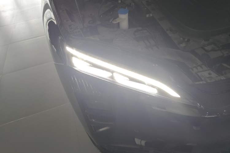 Used Hongqi Tiangong 08 2025 680 Ultra Four-Wheel-Drive Version Right Front Headlight