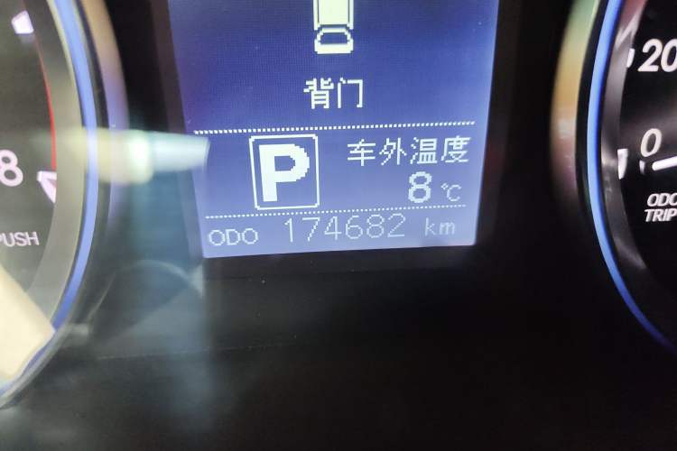 Used Toyota Highlander 2017 2.0T Four-Wheel Drive Luxury Navigation Version 7 Seats Odometer Close Up