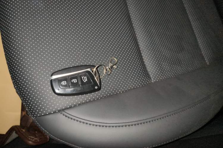 Used Hyundai Santa Fe 2015 2.0T Automatic 4x4 Smart 7-Seater
