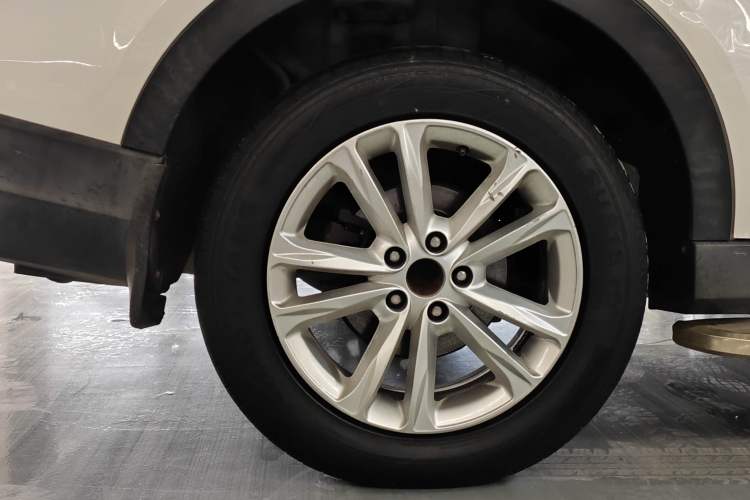 Used Dongfeng Fengon 580 2016 1.8L Manual Comfort Model Right Rear Wheel Hub