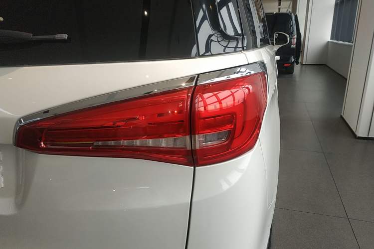 Used Buick GL8 2017 ES 28T Comfort Model China V Standard
