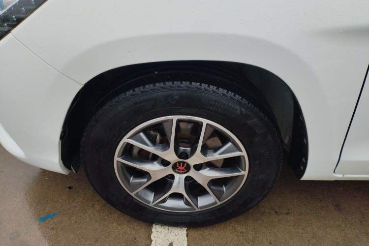 Used BYD Song 2017 Gaishe Upgrade Edition 1.5TID Automatic Elite Model Left Front Wheel Hub