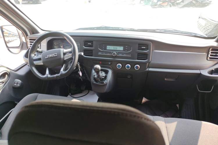 Used JMC Fushun 2025 2.0T 6MT Diesel Mid-Roof Mid-Height Commercial Multi-Purpose 7-Seater Passenger Vehicle