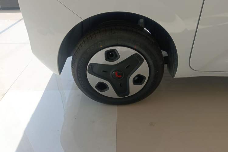 Used Wuling Zhiguang New Energy 2025 Comfort Model Right Rear Wheel Hub