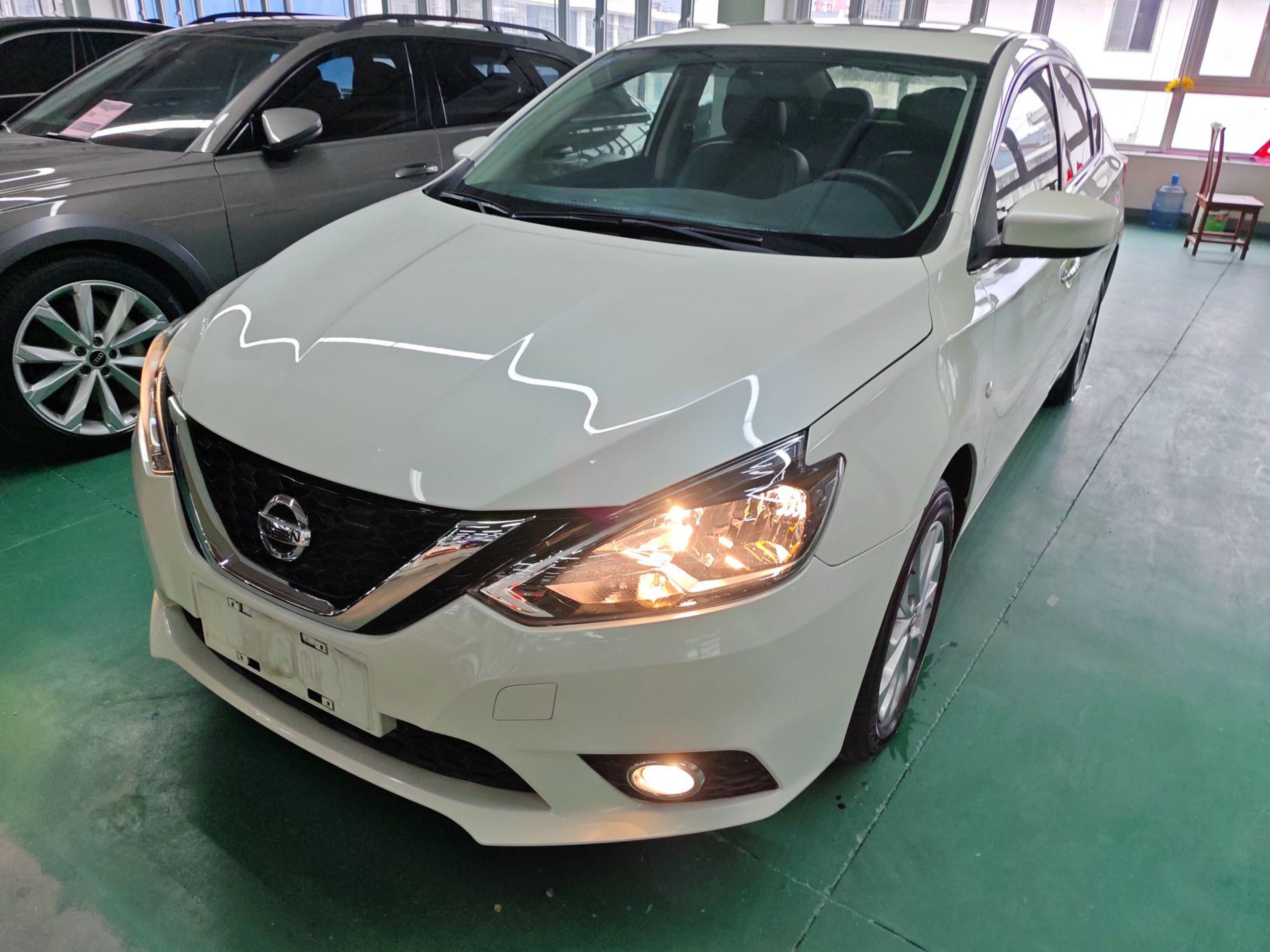 تحت مقدمة السيارة