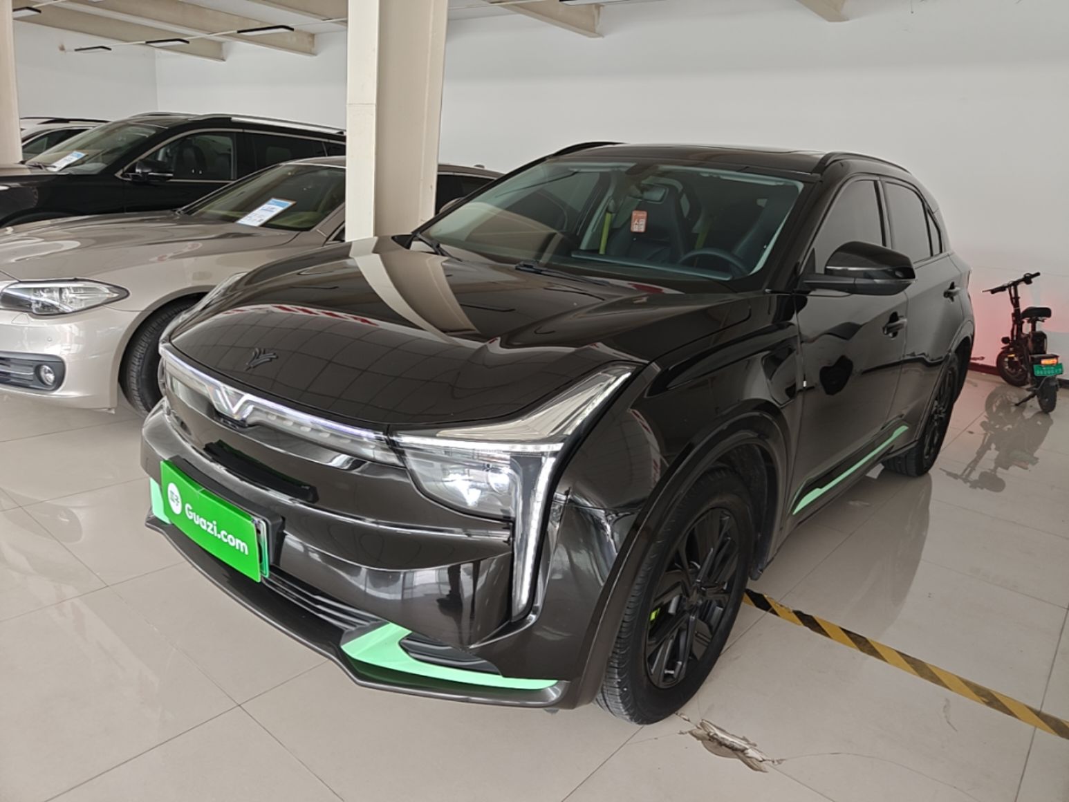 Под передней частью автомобиля