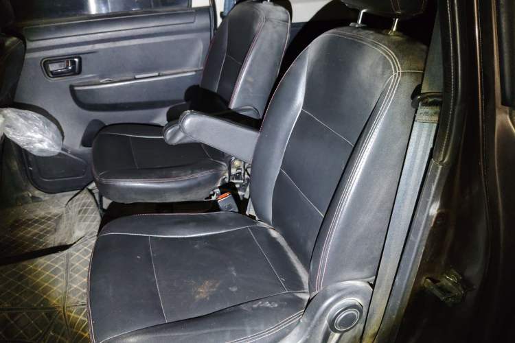Used Dongfeng Fengon 330 2014 1.5L Manual Utility Version DK15 Left Rear Seat