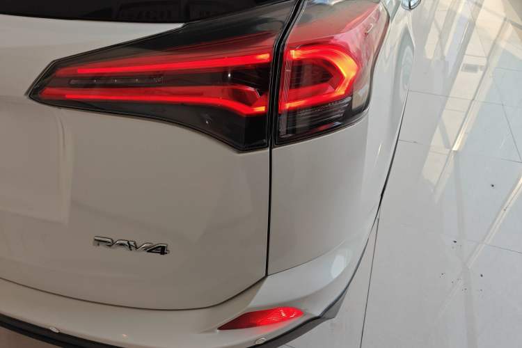 Used Toyota RAV4 2016 2.0L CVT Two-Wheel Drive Comfort Edition China V Standard