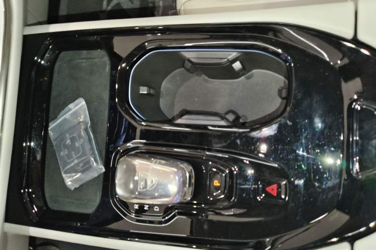 Used Volvo EM90 2025 Ultra Six-Seater
