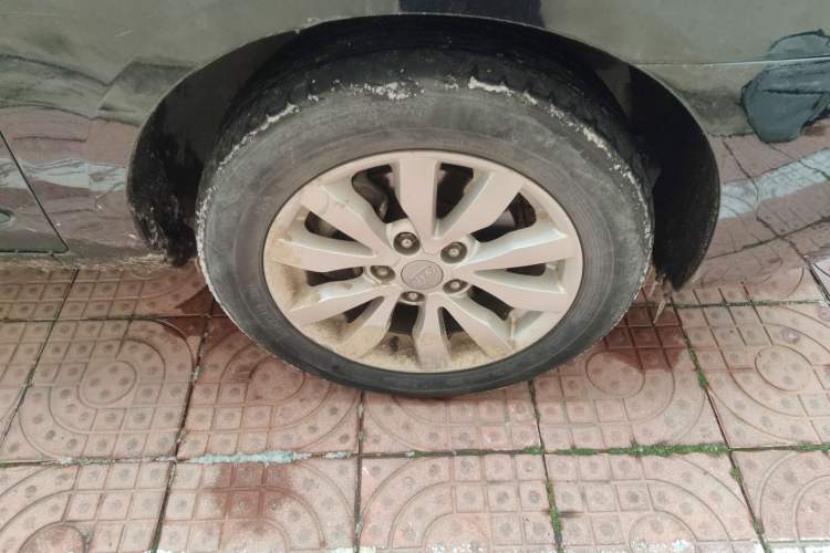 Used Kia Carens 2011 1.6L 5-Seater Manual Luxury Edition Right Front Wheel Hub