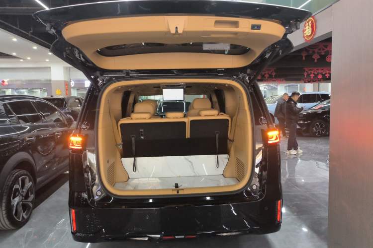 Used VOYAH Dream 2024 PHEV Extended-Range Premium Edition Trunk