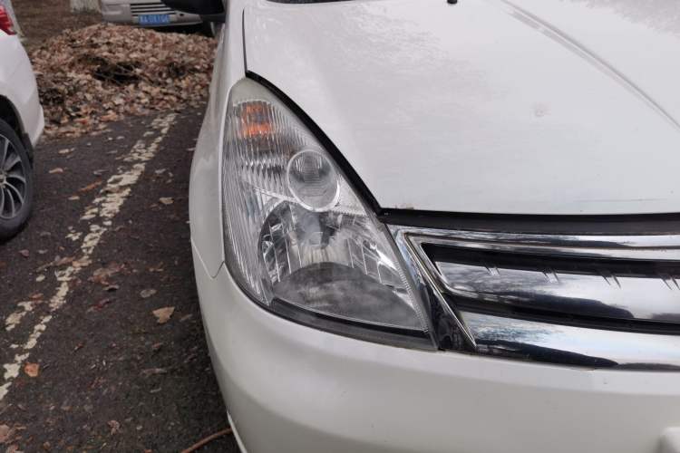 Used Nissan Livina 2010 Jingyue Edition 1.6L Manual All-Around Model
