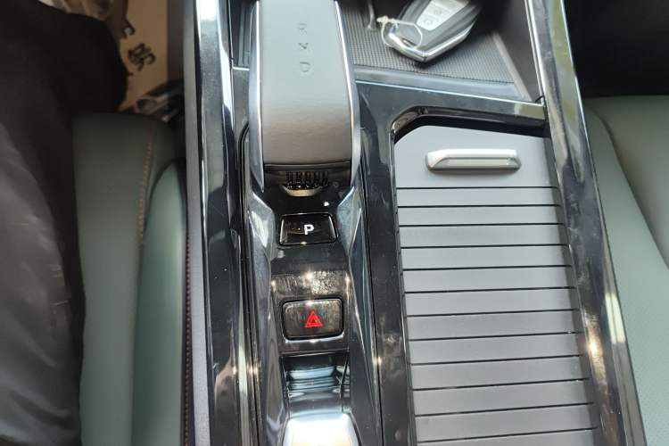 Used Geely Auto Emgrand X7 Sport 2024 1.5TD Smart Connect+ Gear Lever