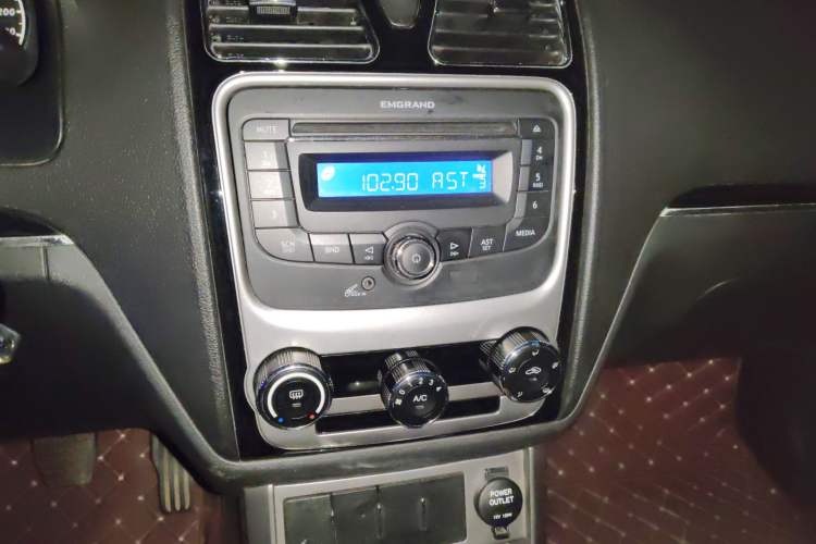 Used Geely Auto Classic Emgrand 2013 Hatchback 1.5L Manual Entry-Level Model
