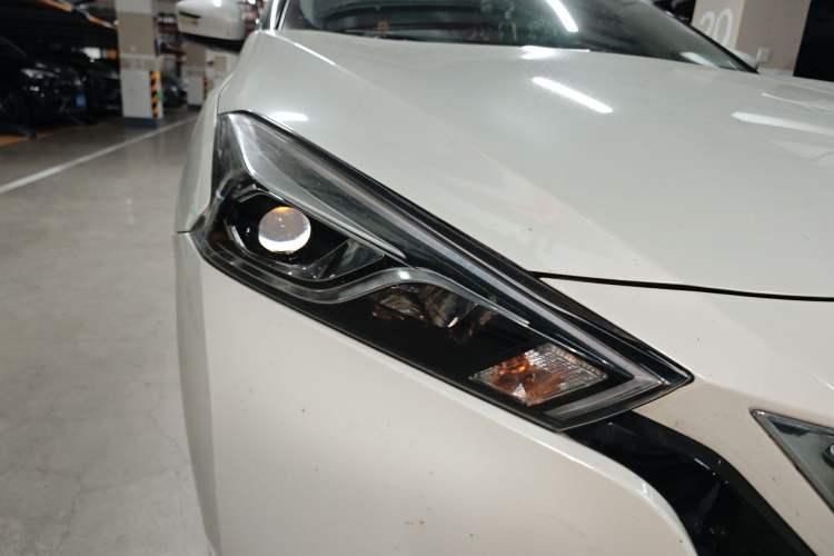 Used Nissan Lannia 2016 1.6L CVT Smart Cool Edition Right Front Headlight