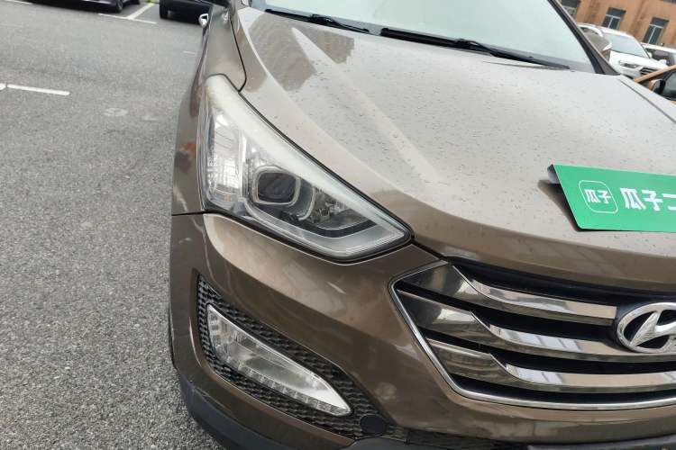 Used Hyundai Santa Fe 2013 2.4L Automatic Two-Wheel Drive Smart Version Right Front Headlight