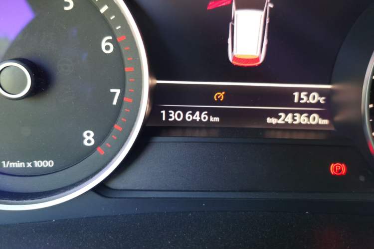 Used Volkswagen Touareg 2011 3.0 TSI High-End Version Odometer Close Up