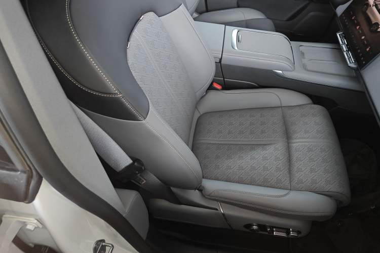 Used Zeekr 7X 2025 75 kWh Rear-Wheel Drive Intelligent Driving Version
