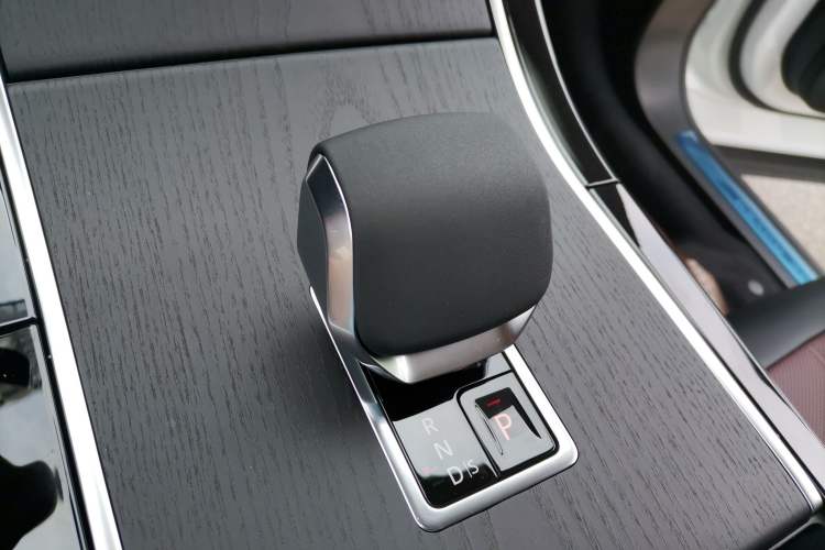 Used Land Rover Range Evoque 2024 Aurora L 249 PS Prestige Light-Chasing Edition Gear Lever