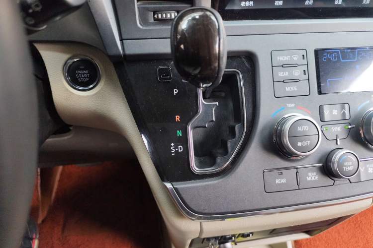 Used Toyota SIENNA 2015 3.5L 4WD LE Gasoline U.S. Specification