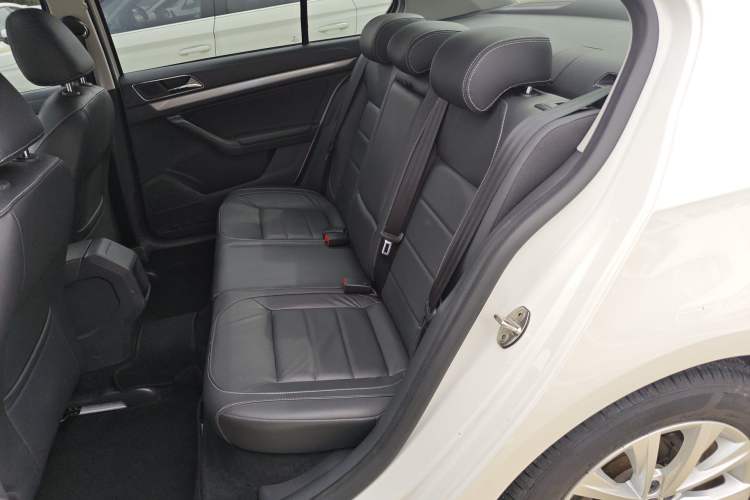 Used Volkswagen Lavida 2015 1.6L Automatic Comfort Edition
