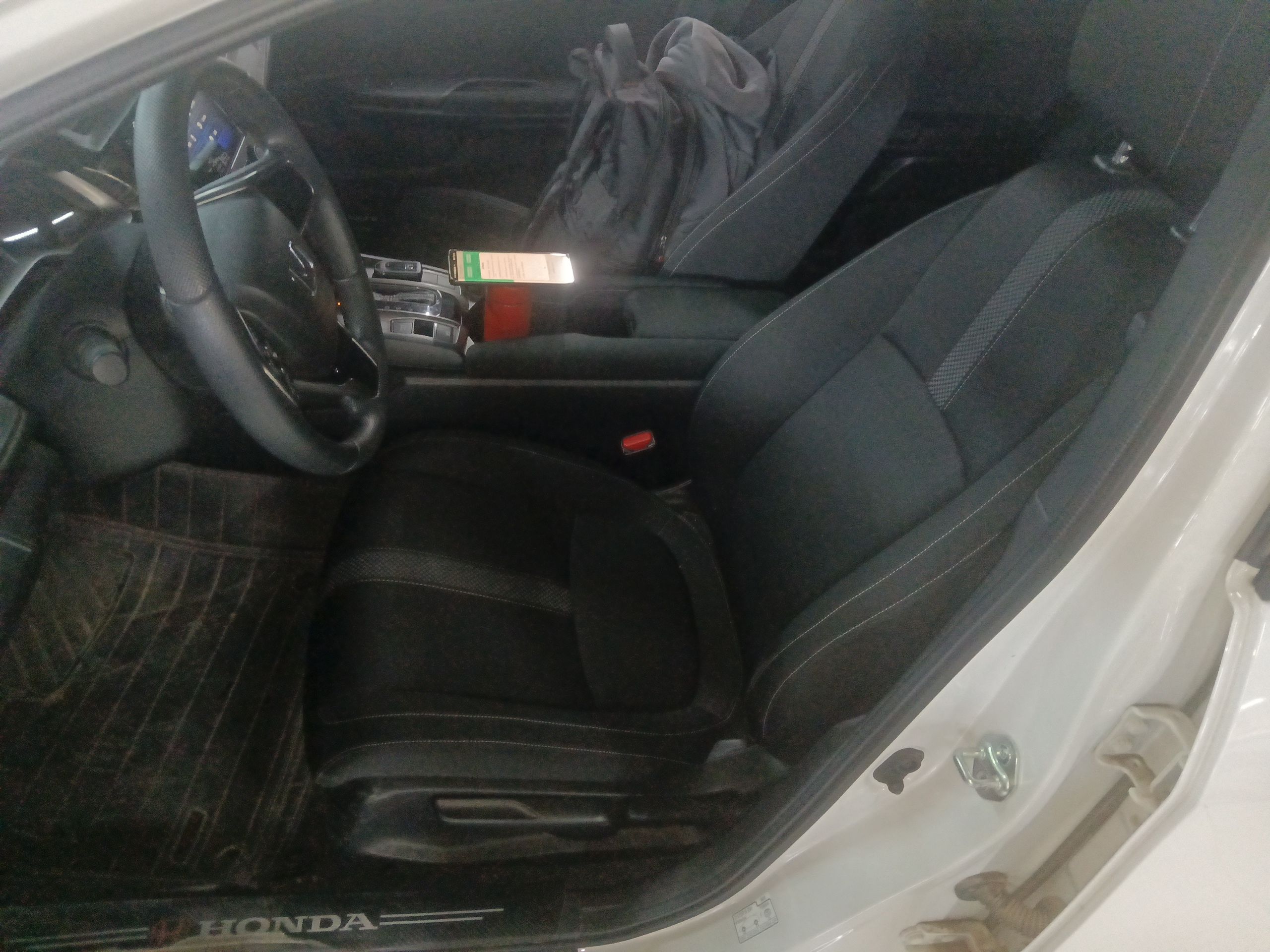 المقاعد الأمامية داخل السيارة