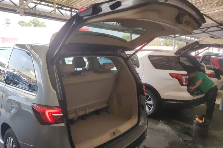 Used Buick GL8 2023 Facelifted Land Cruiser Executive Luxury Version