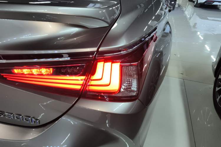 Used Lexus ES 2021 300h Deluxe Edition