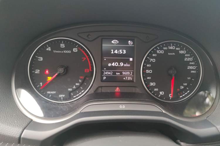 Used Audi Q2L 2023 35TFSI Advanced Elegant Model Odometer Close Up