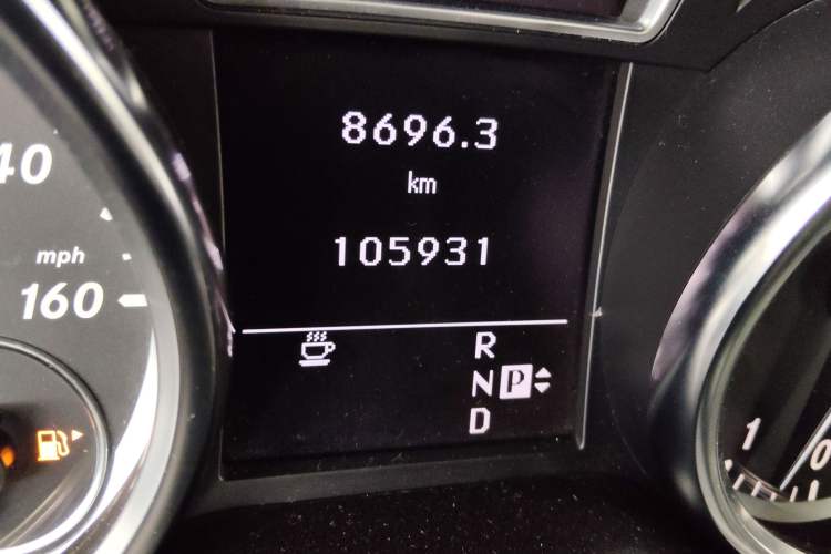 Used Mercedes-Benz M-Class 2015 ML 400 4MATIC Luxury Model Odometer Close Up